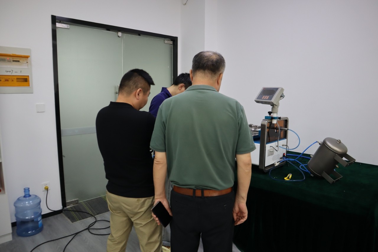 客戶(hù)到訪上海程斯參觀考察人工血管整體水滲透測(cè)試儀設(shè)備