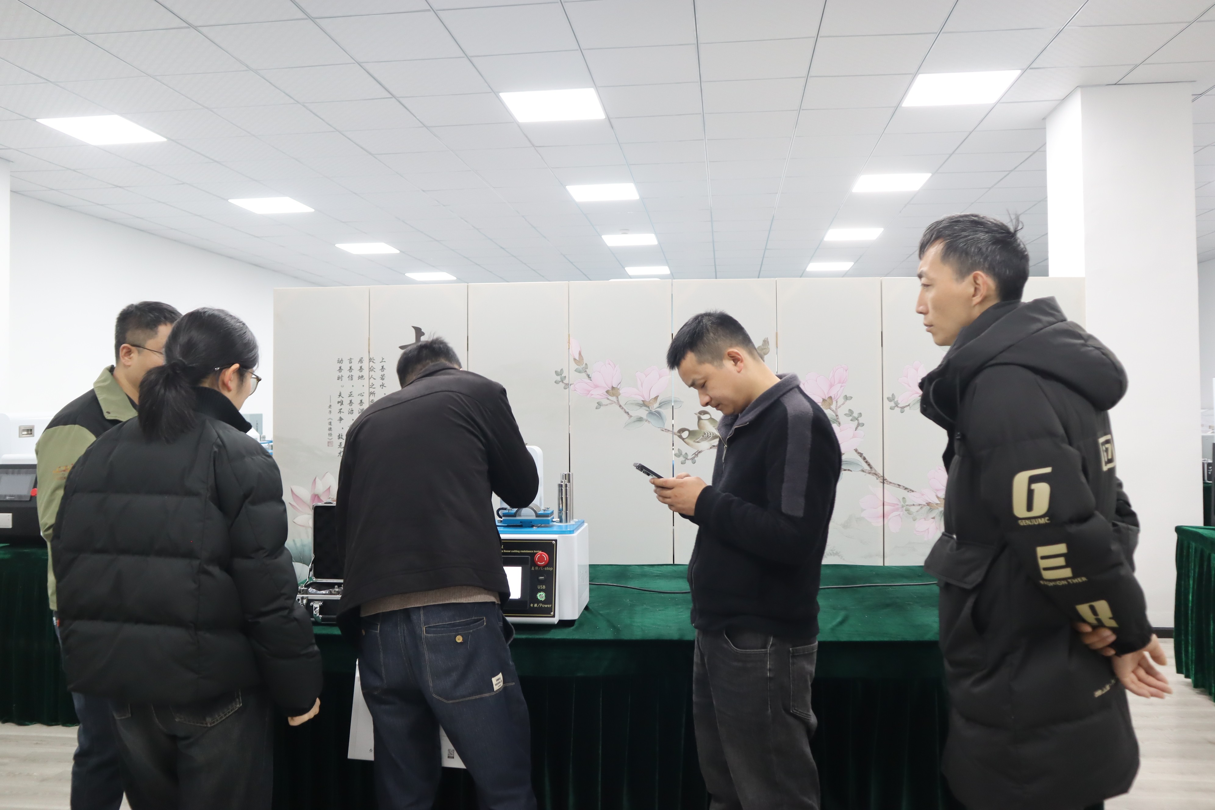 手套線性耐切割性能試驗(yàn)儀：客戶蒞臨上海程斯參觀考察，進(jìn)行技術(shù)交流