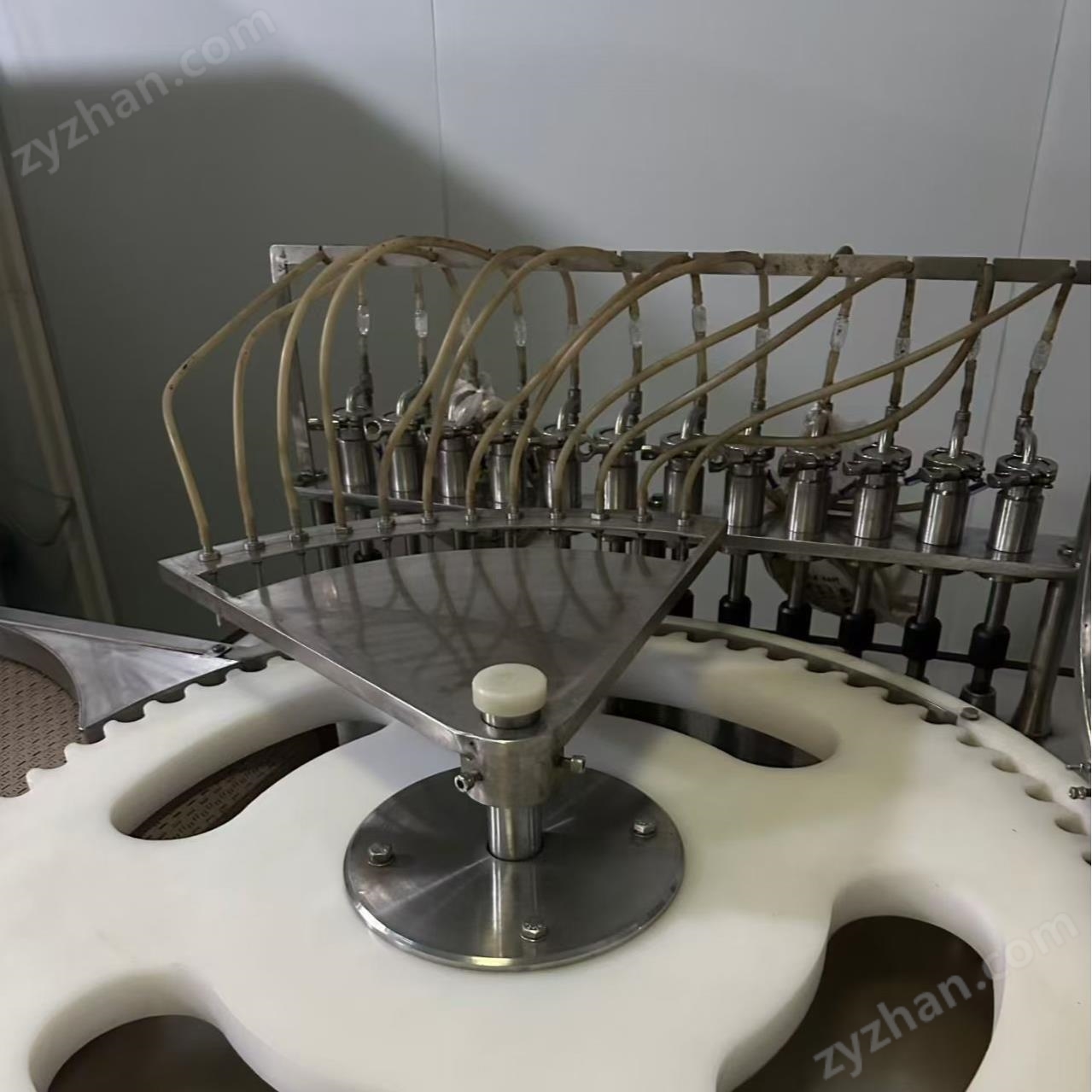 Oral liquid filling machine